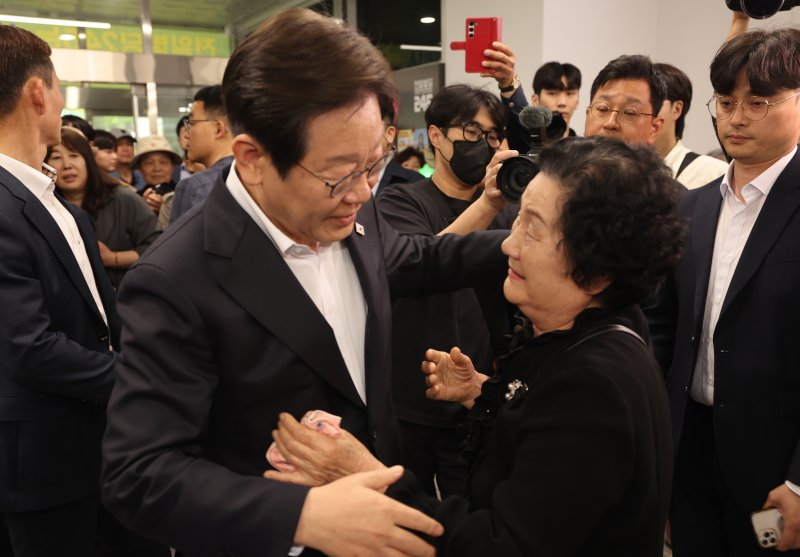 이재명 더불어민주당 대선 후보가 24일 광주 동구 전일빌딩 245 1층에서 고 문재학 어머니 김길자씨와 인사를 나누고 있다. 2025.4.25/뉴스1 ⓒ News1 김태성 기자