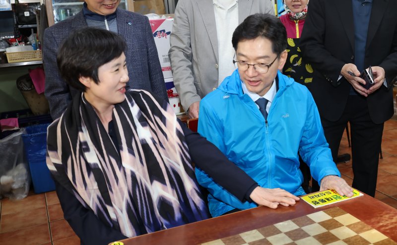김경수 더불어민주당 대선 경선 후보가 22일 광주 서구 양동시장을 방문해 故 노무현 대통령이 식사했던 하나분식에 들러 이야기하고 있다. ⓒ News1 박지현 기자
