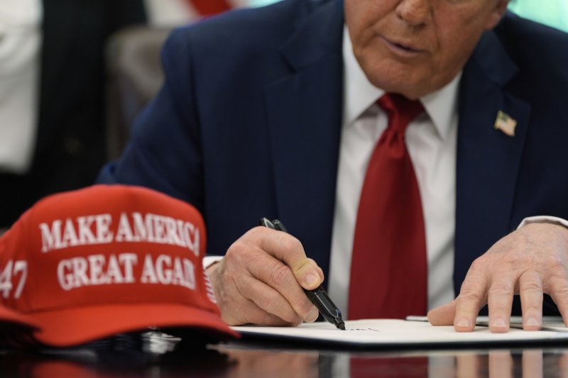 [워싱턴=AP/뉴시스] 도널드 트럼프 미국 대통령이 지난 23일(현지 시간) 백악관 집무실에서 교육 관련 행정명령에 서명하고 있다. 2025.04.25.