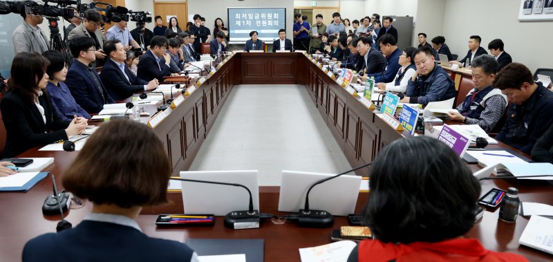 세종시 어진동 정부세종청사 고용노동부에서 열린 2026년 최저임금위원회 제1차 전원회의에 사용자 및 근로자위원들이 모두 발언을 하고 있다. /뉴스1 ⓒ News1 김기남 기자