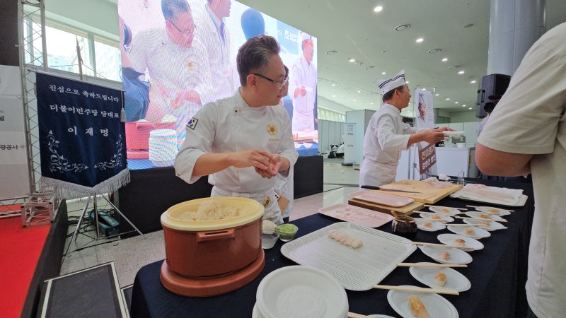 2024년 10월 20일 김대중컨벤션센터에서 ‘전국초밥왕대회’를 개최한 안유성 조리명장이 1㎏당 30만 원에 달하는 자연산 다금바리 초밥 시연을 준비하고 있다. 뒤편엔 이재명 당시 더불어민주당 대표의 축하기가 놓였다. ⓒ News1 서충섭 기자