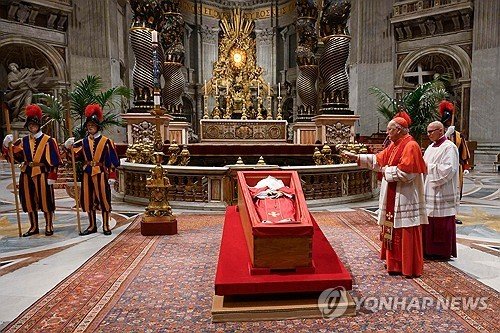 프란치스코 교황 마지막 길...장례 미사 25만명 운집