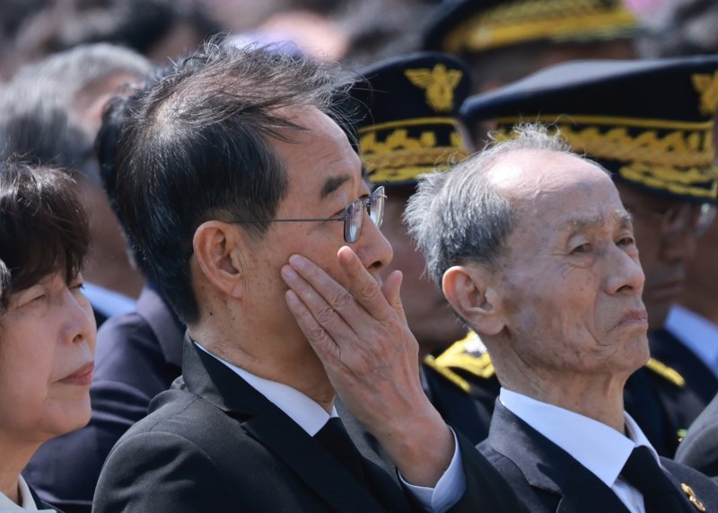 [대전=뉴시스] 고범준 기자 = 한덕수 대통령 권한대행 국무총리가 25일 대전 유성구 국립대전현충원에서 열린 제2회 순직의무군경의 날 기념식에서 눈물을 닦고 있다. (대통령실통신사진기자단) 2025.04.25. bjko@newsis.com
