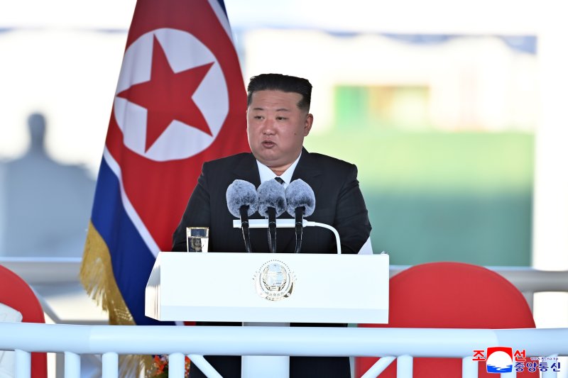 북한 김정은 국무위원장이 지난 25일 남포조선소에서 열린 5000t급 신형다목적구축함 '최현호' 진수식에 참석해 연설하고 있다. 조선중앙통신 캡처