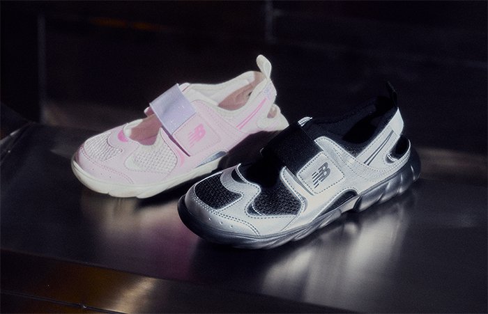 [서울=뉴시스] 출시가 8만5000원대인 이 신발은 아이들 혼자 쉽게 신고 벗을 수 있는 밴딩 구조와 통기성 좋은 소재, 미끄럼 방지 아웃솔로 만들어져 부모들 사이에서 품절 대란을 빚었다. (사진= 뉴발란스 홈페이지 캡처 ) 2025.04.25. photo@newsis.com *재판매 및 DB 금지