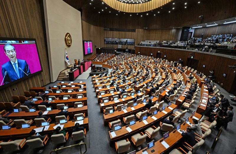 [서울=뉴시스] 국회사진기자단 = 한덕수 대통령 권한대행 국무총리가 24일 서울 여의도 국회에서 열린 제424회 국회(임시회) 제6차 본회의에서 2025년도 제1회 추가경정예산안에 대한 정부의 시정연설을 하고 있다. 2025.04.24. photo@newsis.com