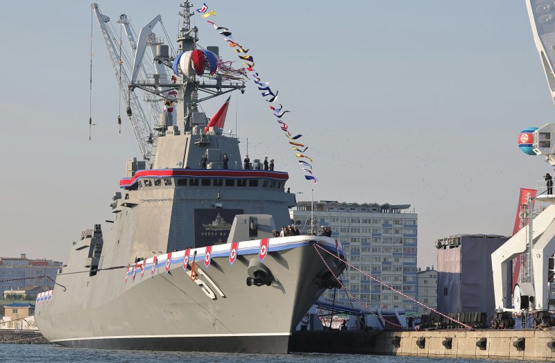 합참 "좌초 北구축함 지난 2일 세워져…수리 작업 중" 관측