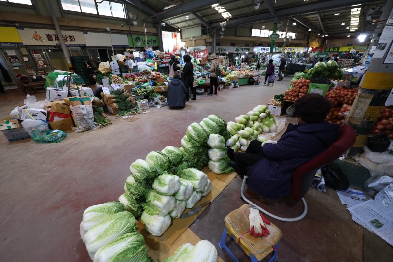 [서울=뉴시스] 김명년 기자 = 15일 서울시내 한 전통시장이 한산한 모습을 보이고 있다. 2025.04.15. kmn@newsis.com