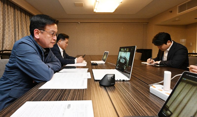 [서울=뉴시스] 한-미 통상협의(Trade Consultation)와 주요 20개국(G20) 재무장관회의 및 국제통화금융위원회(IMFC)에 참석차 미국 워성턴D.C.를 방문중인 최상목 부총리 겸 기획재정부 장관이 24일(현지 시간) 미국-한국간 기재부 1급 간부 화상회의를 주재하며 경제현안을 점검하고 있다. (사진=기획재정부 제공) 2025.04.25. photo@newsis.com *재판매 및 DB 금지