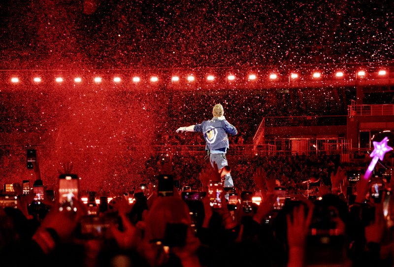 [고양=뉴시스] 세계적인 브릿팝 밴드 '콜드플레이(Coldplay)'가 16일 오후 경기 고양 고양종합운동장에서 두 번째 내한공연 '라이브 네이션 프레젠츠 콜드플레이 : 뮤직 오브 더 스피어스 딜리버드 바이 디에이치엘(LIVE NATION PRESENTS COLDPLAY : MUSIC OF THE SPHERES DELIVERED BY DHL)'을 펼치고 있다. 당일 5만명이 운집했다. 그간 고양종합운동장에서 콘서트를 연 스타들의 콘서트 수용인원은 3만명 안팎이었는데, 콜드플레이의 국내 인기를 새삼 실감케 했다. 콜드플레이는 18·1