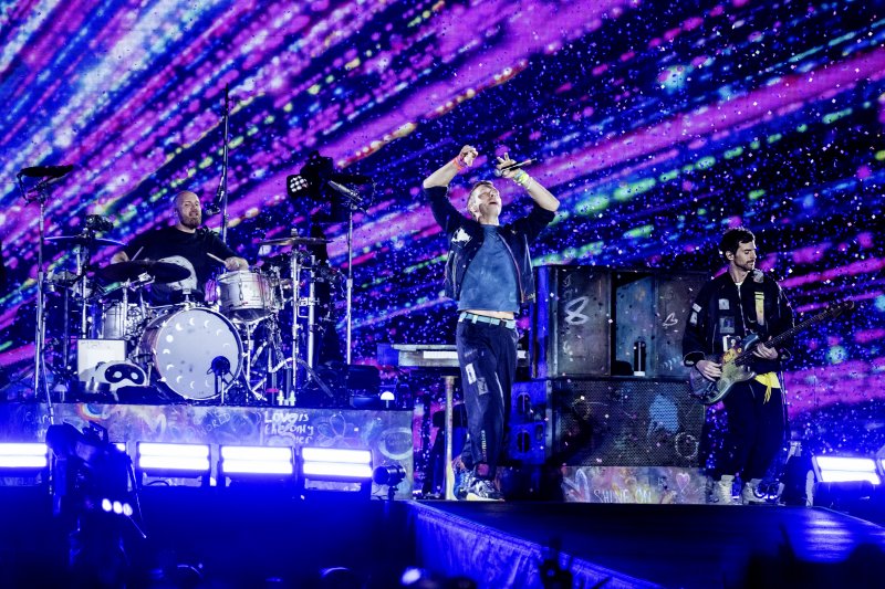 [고양=뉴시스] 세계적인 브릿팝 밴드 '콜드플레이(Coldplay)'가 16일 오후 경기 고양 고양종합운동장에서 두 번째 내한공연 '라이브 네이션 프레젠츠 콜드플레이 : 뮤직 오브 더 스피어스 딜리버드 바이 디에이치엘(LIVE NATION PRESENTS COLDPLAY : MUSIC OF THE SPHERES DELIVERED BY DHL)'을 펼치고 있다. 당일 5만명이 운집했다. 그간 고양종합운동장에서 콘서트를 연 스타들의 콘서트 수용인원은 3만명 안팎이었는데, 콜드플레이의 국내 인기를 새삼 실감케 했다. 콜드플레이는 18·1