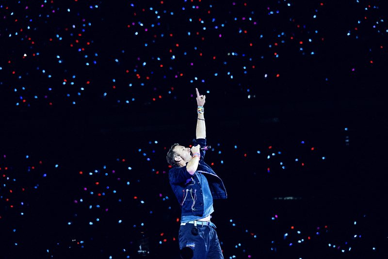 [고양=뉴시스] 세계적인 브릿팝 밴드 '콜드플레이(Coldplay)'가 16일 오후 경기 고양 고양종합운동장에서 두 번째 내한공연 '라이브 네이션 프레젠츠 콜드플레이 : 뮤직 오브 더 스피어스 딜리버드 바이 디에이치엘(LIVE NATION PRESENTS COLDPLAY : MUSIC OF THE SPHERES DELIVERED BY DHL)'을 펼치고 있다. 당일 5만명이 운집했다. 그간 고양종합운동장에서 콘서트를 연 스타들의 콘서트 수용인원은 3만명 안팎이었는데, 콜드플레이의 국내 인기를 새삼 실감케 했다. 콜드플레이는 18·1