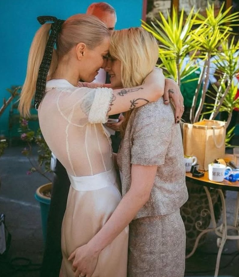 크리스틴 스튜어트, 동성 연인과 결혼식 공개…진한 키스까지