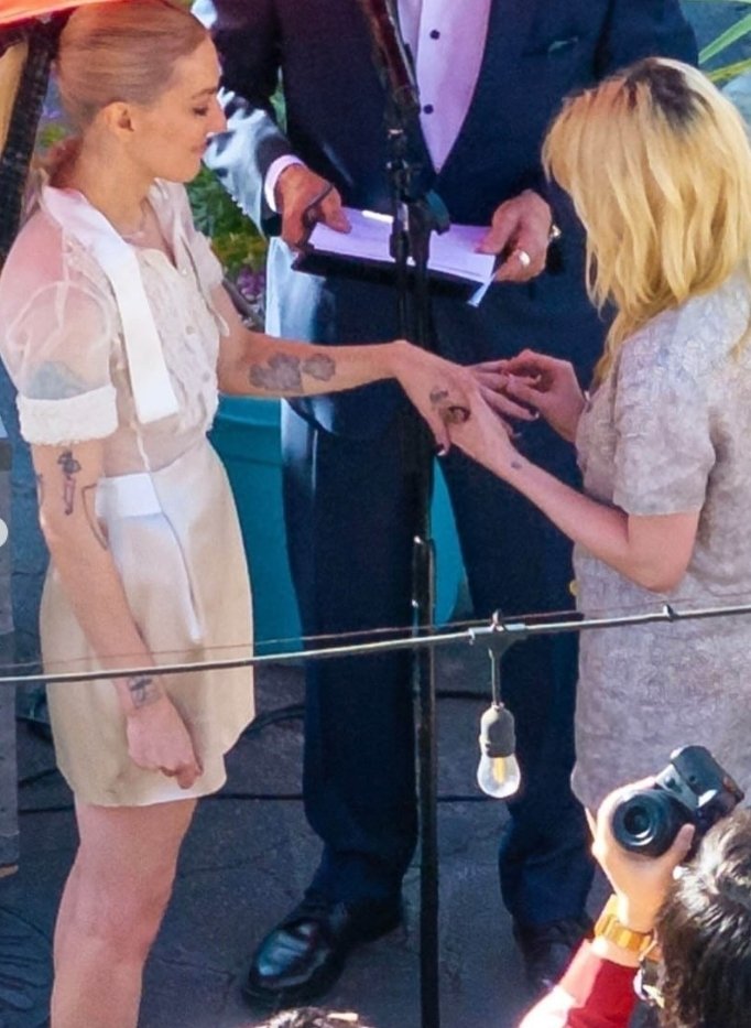 크리스틴 스튜어트, 동성 연인과 결혼식 공개…진한 키스까지