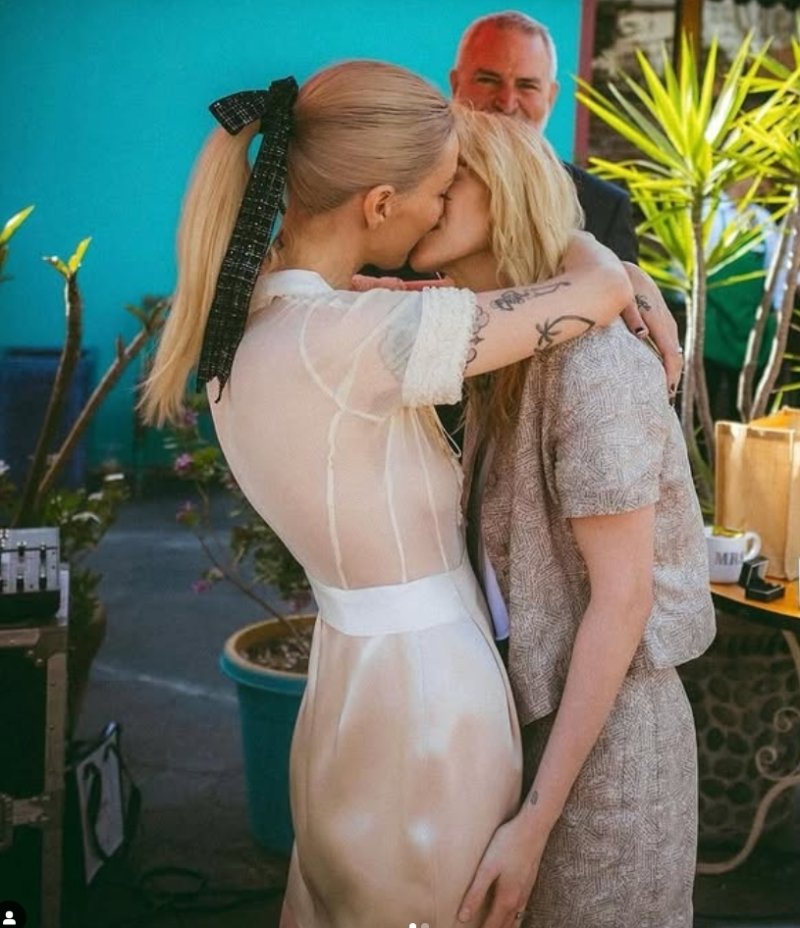 크리스틴 스튜어트, 동성 연인과 결혼식 공개…진한 키스까지