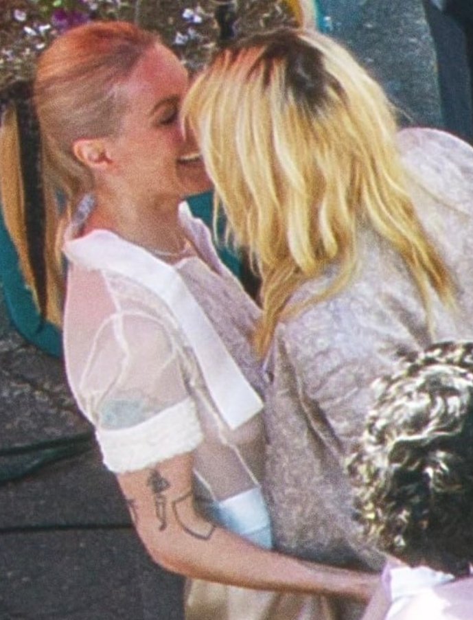 크리스틴 스튜어트, 동성 연인과 결혼식 공개…진한 키스까지