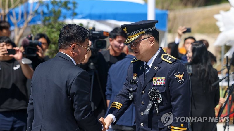 우순경 사건 희생자 유가족과 악수하는 김성희 경남경찰청장 (출처=연합뉴스)