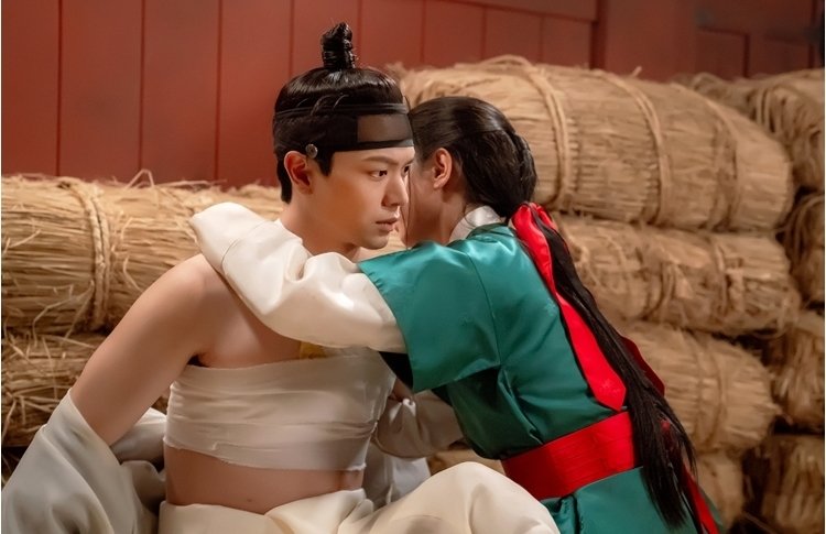 '귀궁' 육성재, 김지연 스킨십에 '심쿵'…인간 '감정'에 혼란