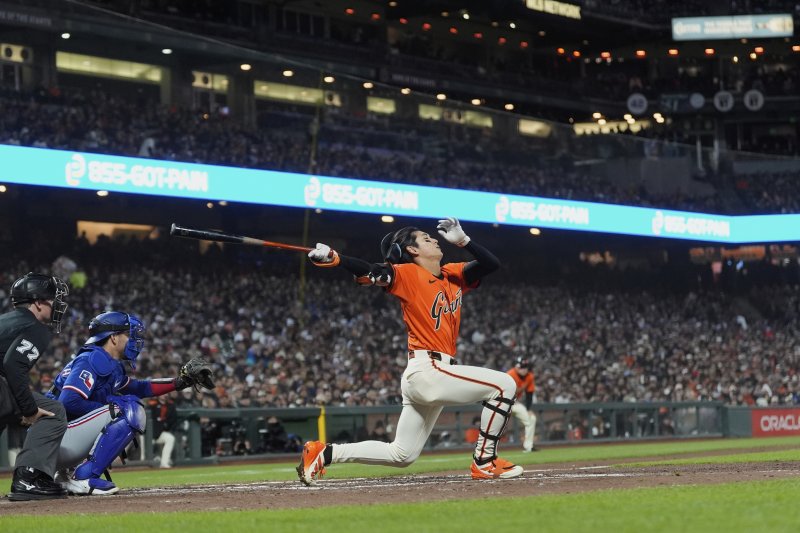 [샌프란시스코=AP/뉴시스] 미국 메이저리그(MLB) 샌프란시스코 자이언츠의 이정후가 26일(한국 시간) 미국 캘리포니아주 샌프란시스코의 오라클 파크에서 열린 2025 MLB 텍사스 레인저스와의 경기 3회말 삼진을 당하고 있다. 2025.04.26.