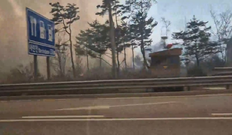 26일 오후 1시 18분쯤 강원 인제군 상남면 하남리 한 야산에서 발생한 산불이 내린천 휴게소 인근까지 확산했다. 연합뉴스