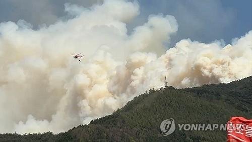 인제 하남리 산불 확산…주민, 기린면행정복지센터로 대피 (출처=연합뉴스)
