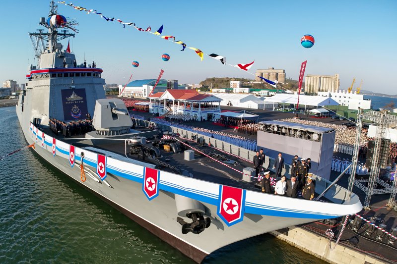 진수하다 넘어진 北 구축함, 전손 가능성...고쳐도 수 개월 걸려