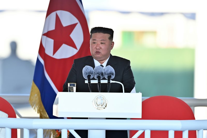 북한 노동당 기관지 노동신문은 지난 26일 "김정은 동지를 모시고 새로 건조한 구축함 진수 기념식이 조선혁명의 첫무장력의 창건일인 뜻깊은 지난 25일 남포조선소에서 성대히 진행됐다"라고 보도했다. 신형 구축함은 5000톤(t)급으로, 북한은 이를 '최현급'으로 등급 분류했다. 노동신문 캡처