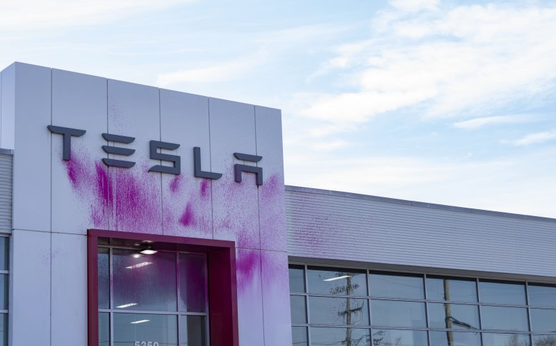 [몬트리올=AP/뉴시스] 19일(현지 시간) 캐나다 몬트리올에 있는 테슬라 대리점이 분홍색 페인트로 훼손돼 있다. 테슬라가 캐나다 밴쿠버에서 열리는 2025 밴쿠버 오토쇼에서 퇴출당했다. 테슬라는 이미 전시 준비를 마쳤던 것으로 알려졌으나 최근 일론 머스크에 대한 반감 속에서 일어난 일련의 안전 우려로 인해 행사 하루 전 주최 측에 의해 퇴출당했다. 2025.03.20.