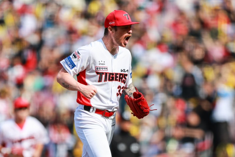 [서울=뉴시스] 프로야구 KIA 타이거즈 아담 올러가 26일 광주-기아챔피언스필드에서 열린 2025 신한 쏠뱅크 KBO리그 LG 트윈스와의 경기에 선발 등판해 삼진을 잡은 뒤 포효하고 있다. (사진=KIA 타이거즈 제공) 2025.04.26.