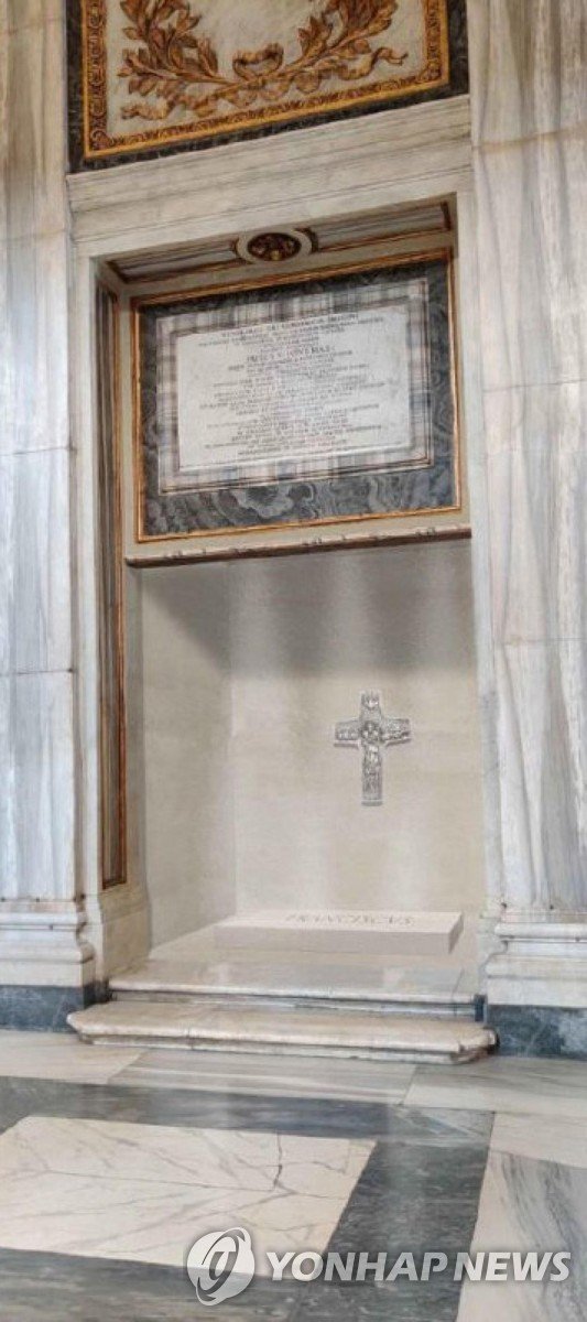 교황 무덤, 외증조부 이탈리아 고향땅 대리석으로 제작