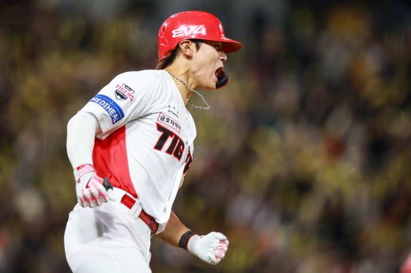 [서울=뉴시스] 프로야구 KIA 타이거즈 김도영이 25일 광주-기아 챔피언스필드에서 열린 2025 신한 쏠뱅크 KBO리그 LG 트윈스와의 경기에 4회 대타로 나서 안타를 친 뒤 포효하고 있다. (사진=KIA 타이거즈 제공) 2025.04.25. *재판매 및 DB 금지