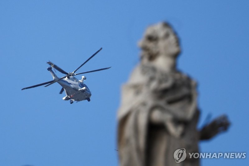 바티칸 상공에 띄워진 경찰 헬기 (출처=연합뉴스)
