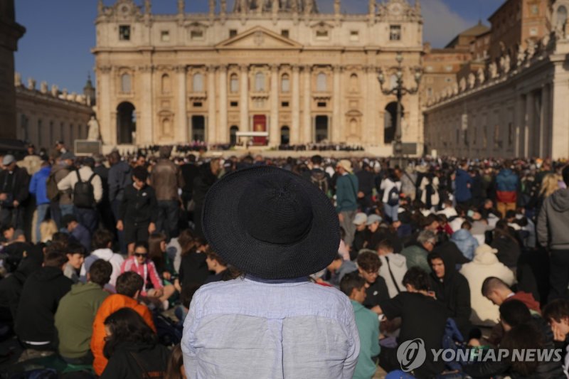 교황 장례 기다리는 시민들 (출처=연합뉴스)