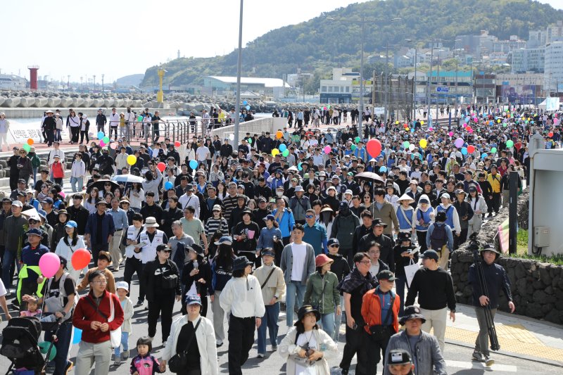 26일 오전 제주시 탑동광장에서 제주도가 주최하는 '차없는 거리 걷기' 행사가 열리고 있다. 참가자들은 차량이 통제된 원도심 일대(탑동~서문로터리~관덕정~탐라문화광장) 3.5㎞ 구간을 걸었다.2025.4.26/뉴스1 ⓒ News1 고동명 기자