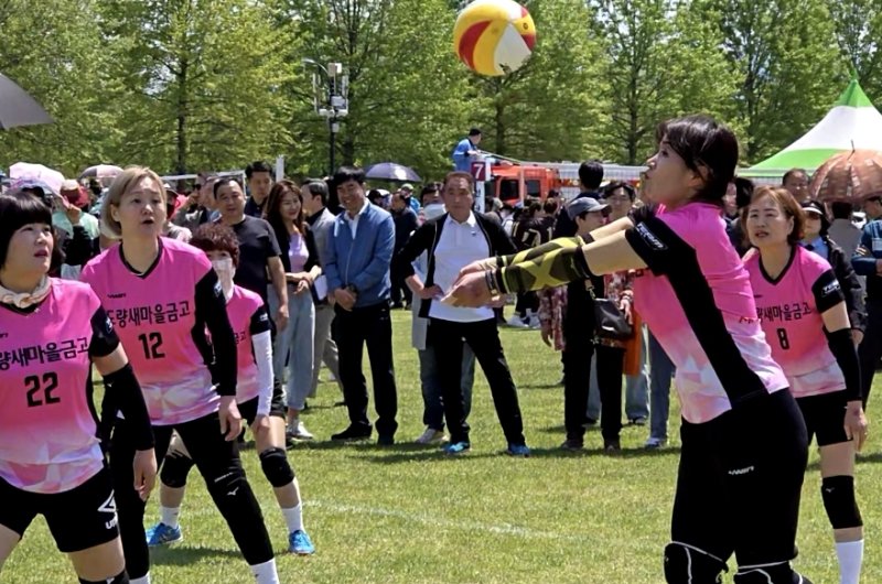 26일 구미 낙동강체육공원에서 열린 LG여성배구대회에 참가한 구미 읍면동지역 대표선수들이 경기를 하고 있다. 구미 25개 읍·면·동 여성 배구팀들이 토너먼트 방식으로 경기를 펼치는 이 대회는 구미지역 LG자매사(LG전자, LG디스플레이, LG이노텍, 팜한농, LG-HY BCM)협의체인 LG경북협의회가 생활체육 발전과 주민 화합을 위해 31년째 열고 있다. 2025.4.26/뉴스1 ⓒ News1 정우용 기자