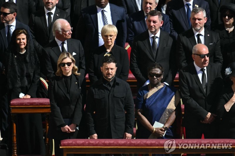 장례미사 맨앞줄 자리한 젤렌스키 대통령 내외 (출처=연합뉴스)