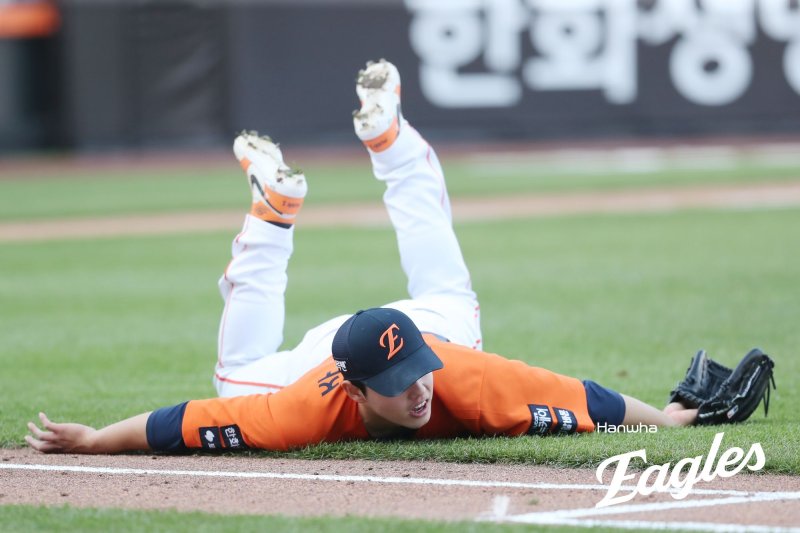 [서울=뉴시스] 프로야구 한화 이글스 문동주가 26일 대전 한화생명볼파크에서 열린 2025 신한 쏠뱅크 KBO리그 KT 위즈와의 경기에 선발 등판해 땅볼 타구를 처리하고 있다. (사진=한화 이글스 제공) 2025.04.26. *재판매 및 DB 금지