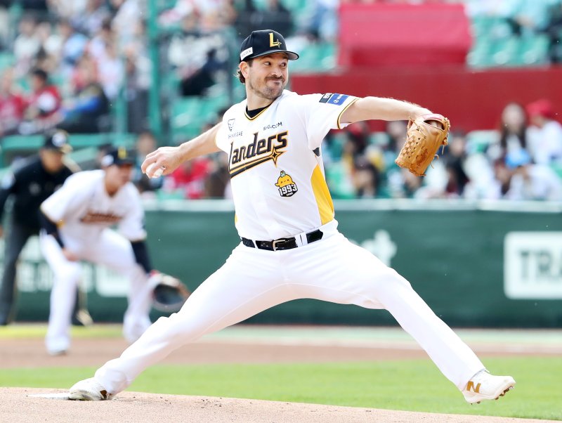 [서울=뉴시스] 프로야구 SSG 랜더스 드류 앤더슨이 26일 인천 SSG랜더스필드에서 열린 2025 신한 쏠뱅크 KBO리그 키움 히어로즈와의 경기에 선발 등판해 공을 던지고 있다. (사진=SSG 랜더스 제공) 2025.04.26.