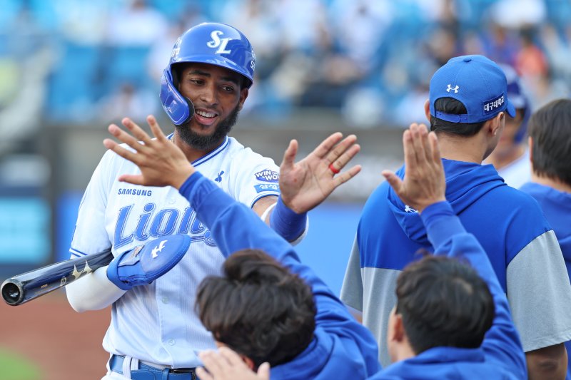 [서울=뉴시스] 프로야구 삼성 라이온즈 르윈 디아즈(왼쪽)가 26일 대구 삼성라이온즈파크에서 열린 2025 신한 쏠뱅크 KBO리그 NC 다이노스와의 경기 1회말 득점을 올린 뒤 동료들의 축하를 받고 있다. (사진=삼성 라이온즈 제공) 2025.04.26.