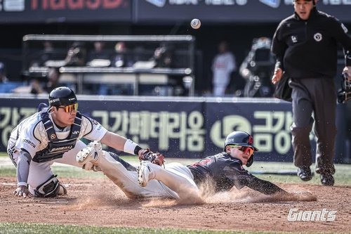 26일 두산과 경기에서 홈에 쇄도하는 롯데 윤동희(가운데) (출처=연합뉴스)
