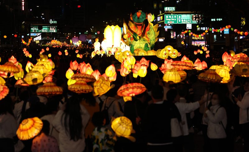 [서울=뉴시스] 이영환 기자 = 부처님오신날을 앞둔 26일 오후 서울 종로 일대에서 연등 행렬이 조계사로 향하고 있다. 2025.04.26. 20hwan@newsis.com
