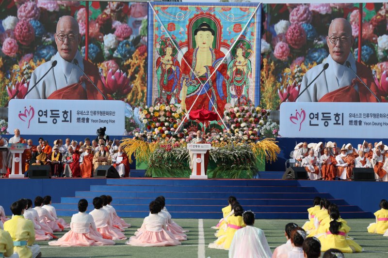 [서울=뉴시스] 연등회 봉축위원장인 대한불교조계종 총무원장 진우 스님이 26일 동국대에서 열린 연등법회에서 봉축사를 낭독하고 있다.(사진=대한불교조계종 제공) 2025.04.26. photo@newsis.com *재판매 및 DB 금지