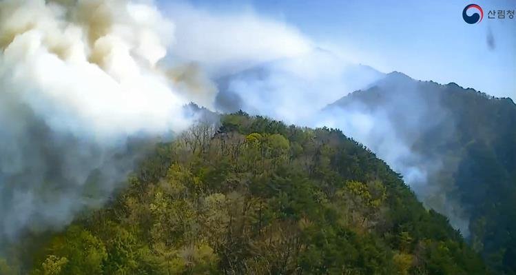 26일 강원도 인제군 상남면 야산에서 산불이 발생해 연기가 나고 있다. 산림청에 따르면 강원 인제군 상남면 하남리 일대 야산에서 발생한 산불이 확대되고 있어 오후 2시30분을 기해 산불 1단계를 발령했다. (산림청 제공, 재판매 및 DB 금지) 2025.4.26/뉴스1