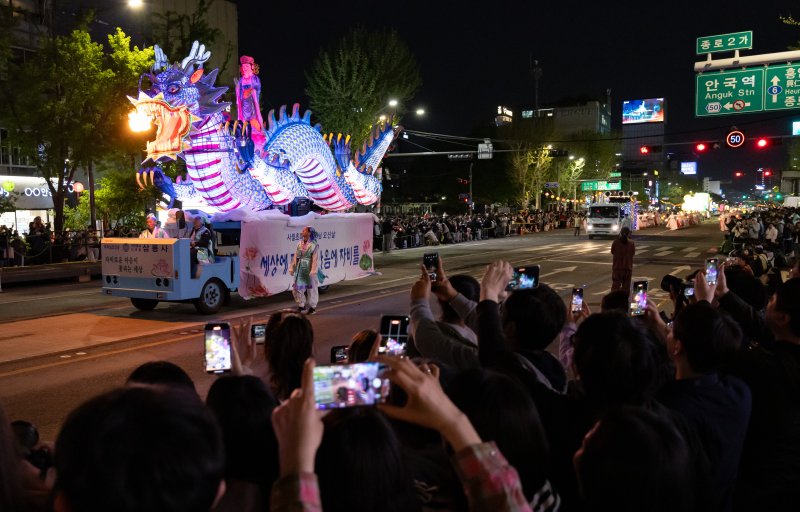 [서울=뉴시스] 황준선 기자 = 부처님오신날을 앞둔 11일 오후 서울 종로 일대에서 연등 행렬이 이어지고 있다. 2025.04.26. hwang@newsis.com