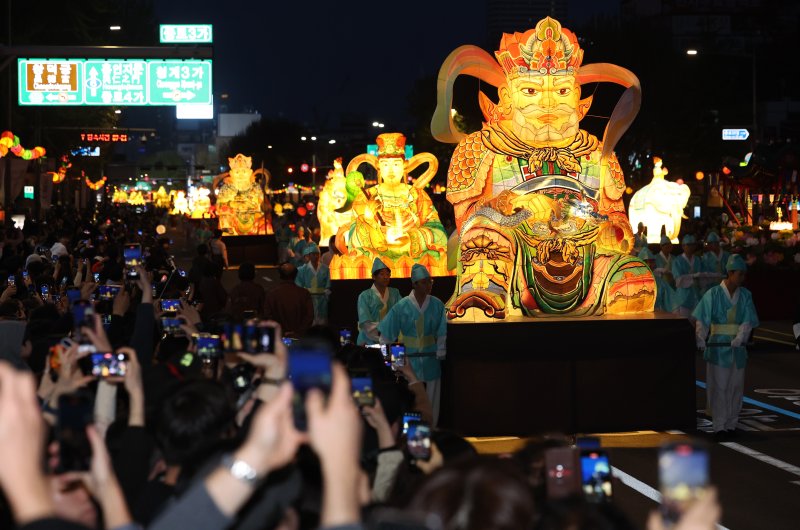 [서울=뉴시스] 이영환 기자 = 부처님오신날을 앞둔 26일 오후 서울 종로 일대에서 연등 행렬이 조계사로 향하는 가운데 시민들이 휴대전화로 촬영을 하고 있다. 2025.04.26. 20hwan@newsis.com