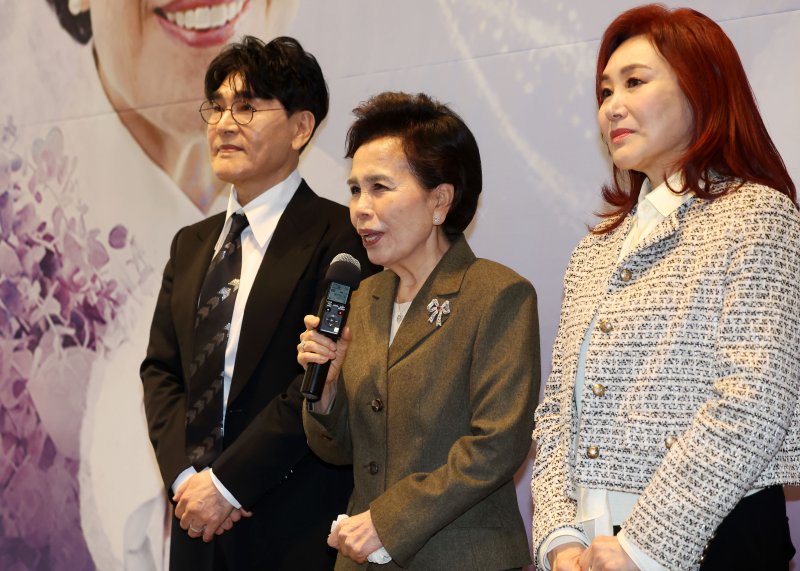 [서울=뉴시스] 홍효식 기자 = 가수 이미자가 5일 오후 서울 마포구 스탠포드호텔에서 열린 '전통가요 헌정 공연, 맥(脈)을 이음' 기자간담회에서 인사말하고 있다. 왼쪽부터 가수 조항조, 이미자, 주현미.데뷔 66주년을 맞은 '엘리지의 여왕' 이미자는 다음 달 26일(토), 27일(일) 양일간 서울 종로구 세종문화회관 대극장에서 '이미자 전통가요 헌정 공연, 맥(脈)을 이음'으로 팬들을 만난다. 2025.03.05. yesphoto@newsis.com