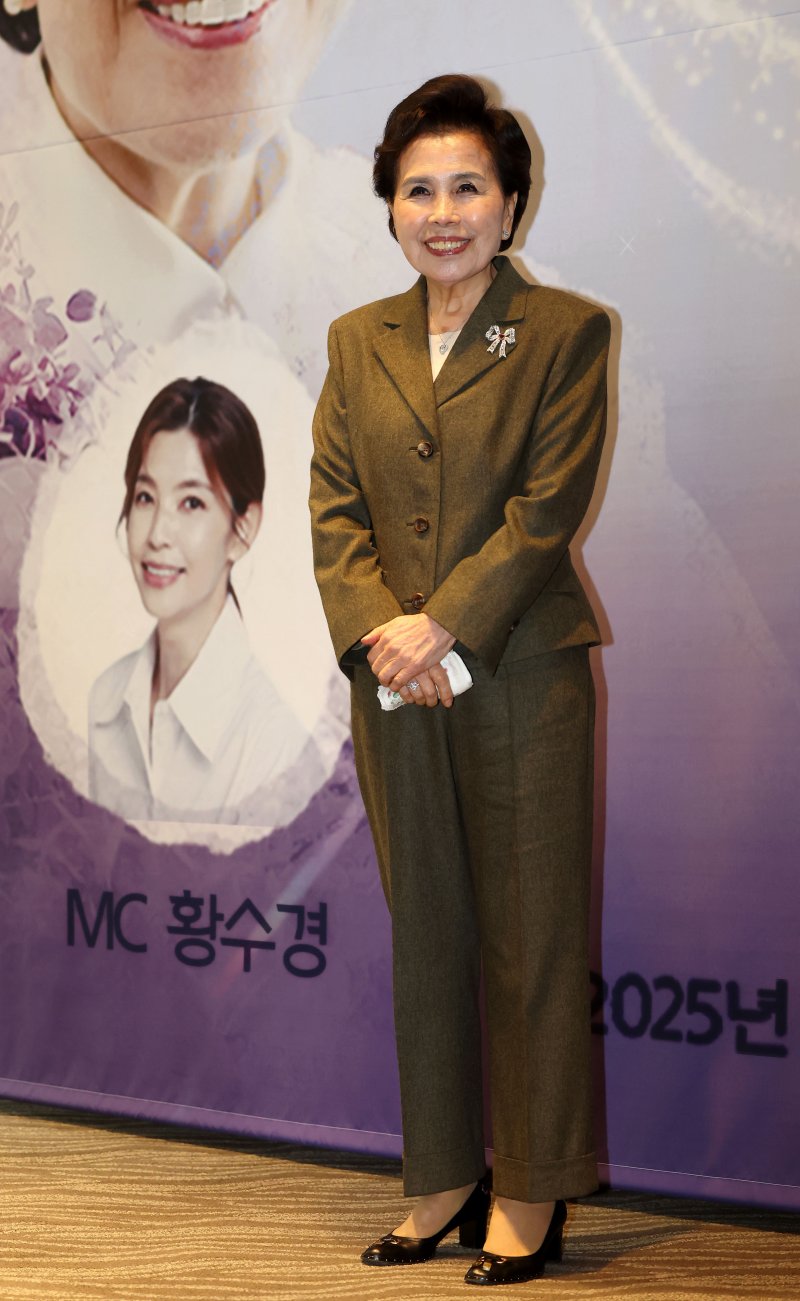 [서울=뉴시스] 홍효식 기자 = 가수 이미자가 5일 오후 서울 마포구 스탠포드호텔에서 열린 '전통가요 헌정 공연, 맥(脈)을 이음' 기자간담회에서 기념촬영하고 있다.데뷔 66주년을 맞은 '엘리지의 여왕' 이미자는 다음 달 26일(토), 27일(일) 양일간 서울 종로구 세종문화회관 대극장에서 '이미자 전통가요 헌정 공연, 맥(脈)을 이음'으로 팬들을 만난다. 2025.03.05. yesphoto@newsis.com