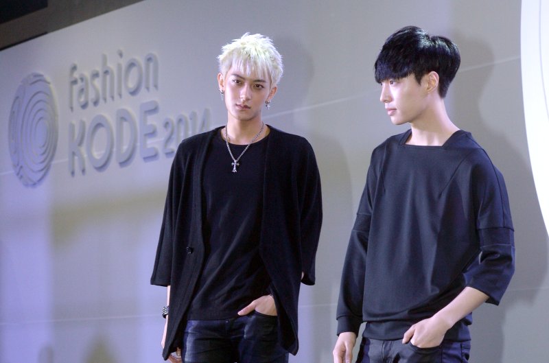 [서울=뉴시스] 박상훈 기자 = 16일 오후 서울 양재동 aT센터에서 열린 '패션코드 2014(Fashion KODE 2014)' 오프닝 패션쇼에서 아이돌그룹 엑소(EXO)의 타오, 레이가 포즈를 취하고 있다. 2014.07.16.