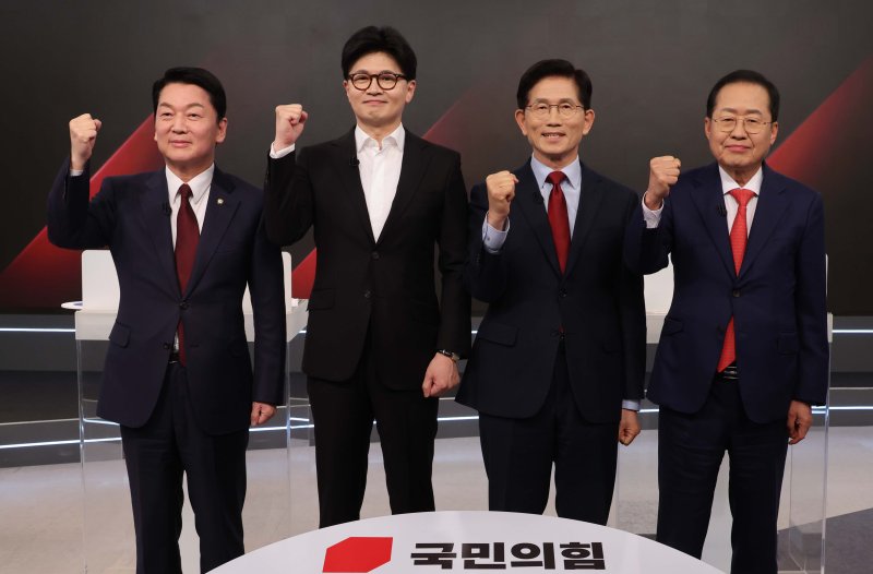 26일 서울 중구 매경미디어센터에서 열린 국민의힘 대통령 선거 제2차 경선 후보자 토론회에서 후보들이 토론에 앞서 기념 촬영을 하고 있다. 왼쪽부터 안철수, 한동훈, 김문수, 홍준표 후보. 2025.4.26/뉴스1 ⓒ News1 국회사진취재단