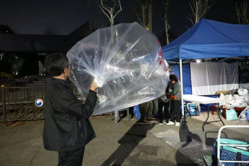 풍선에 헬륨가스 주입하는 납북자가족 (출처=연합뉴스)